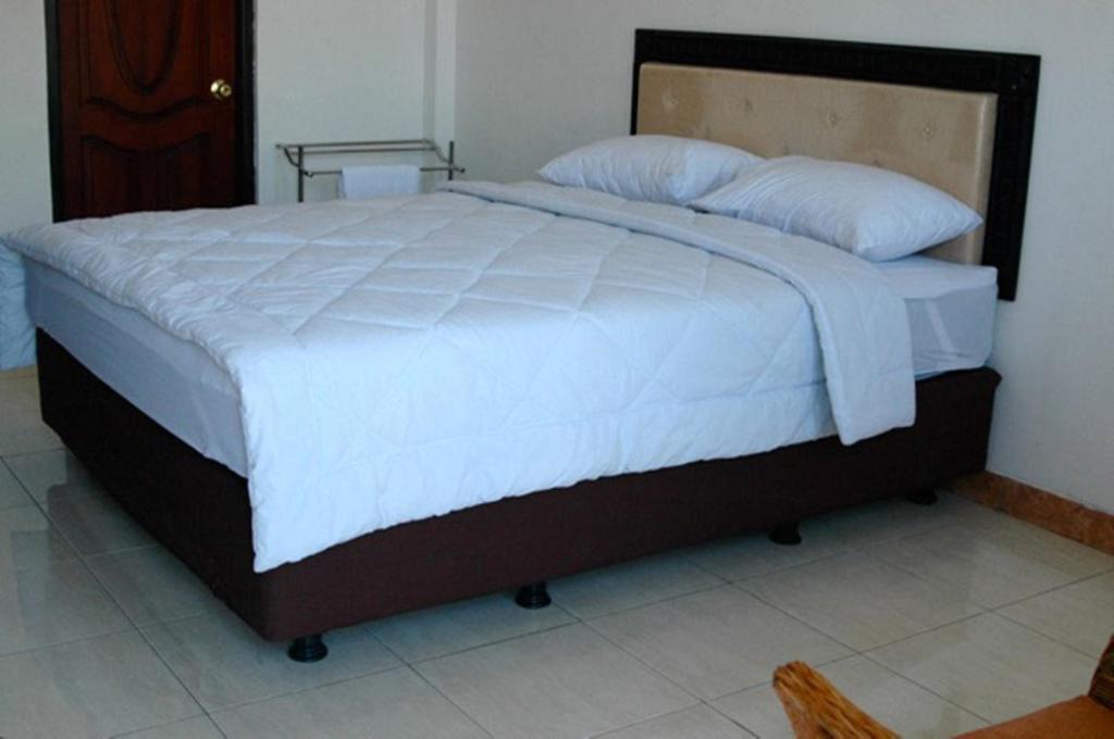 Hotel Sinar Tambolaka Waingapu Room photo
