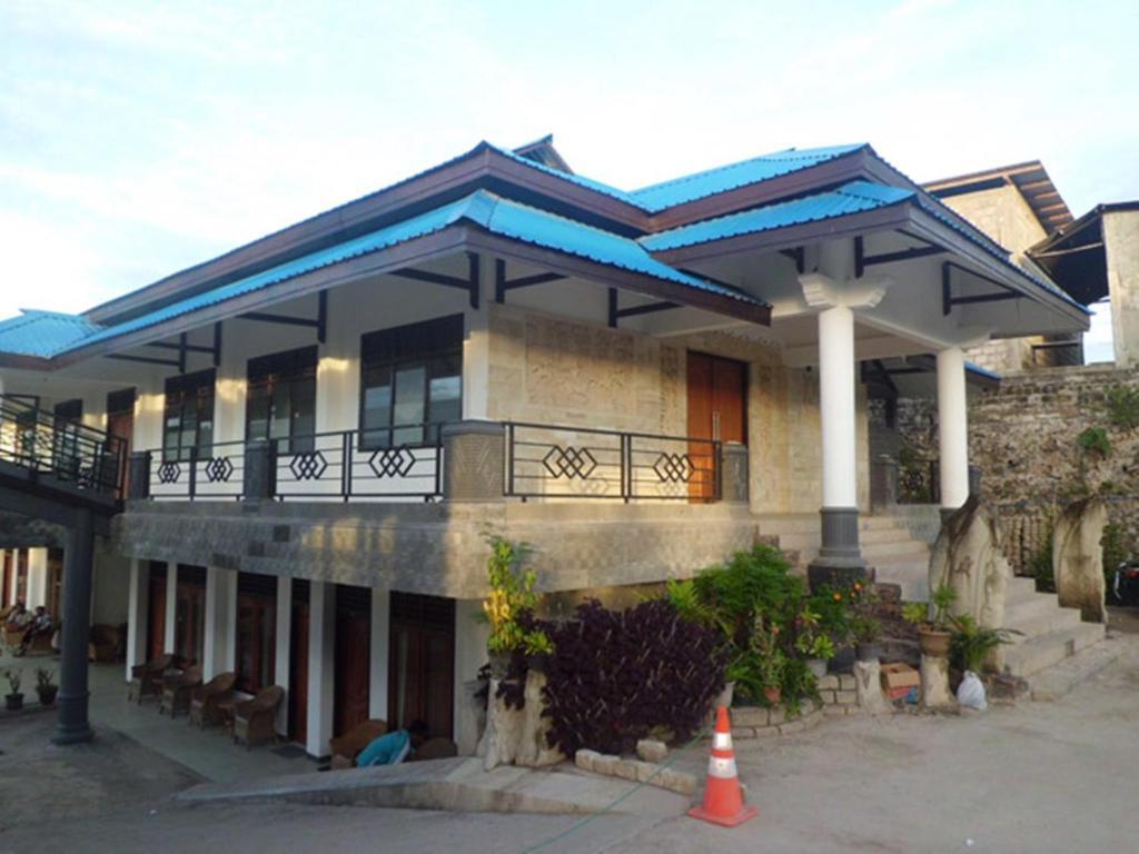 Hotel Sinar Tambolaka Waingapu Exterior photo