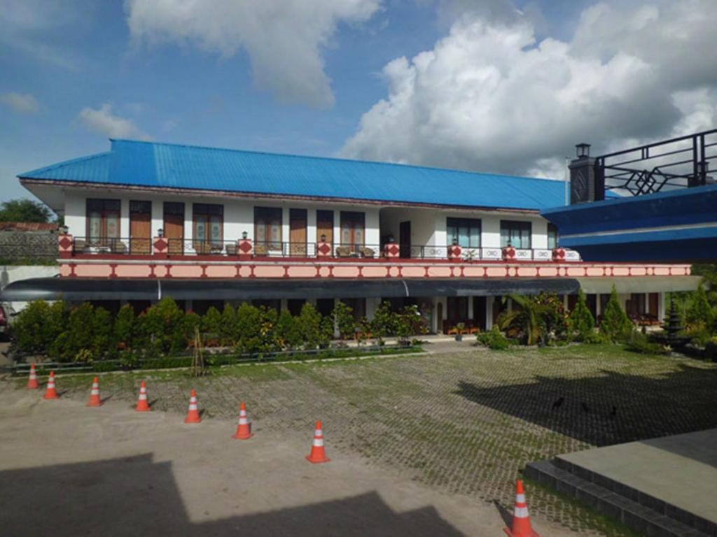 Hotel Sinar Tambolaka Waingapu Exterior photo